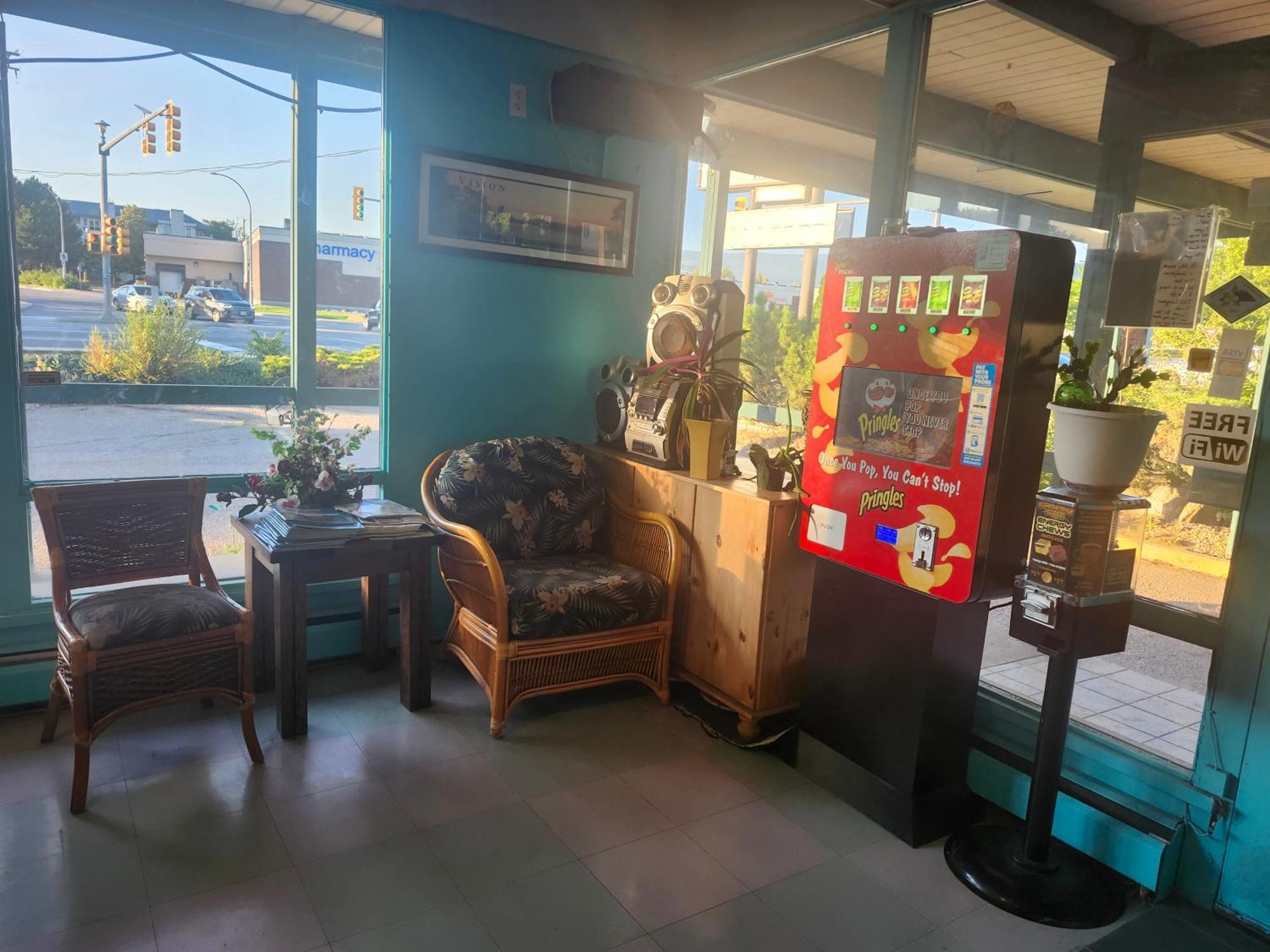 Tiki Village Inn Vernon Extérieur photo