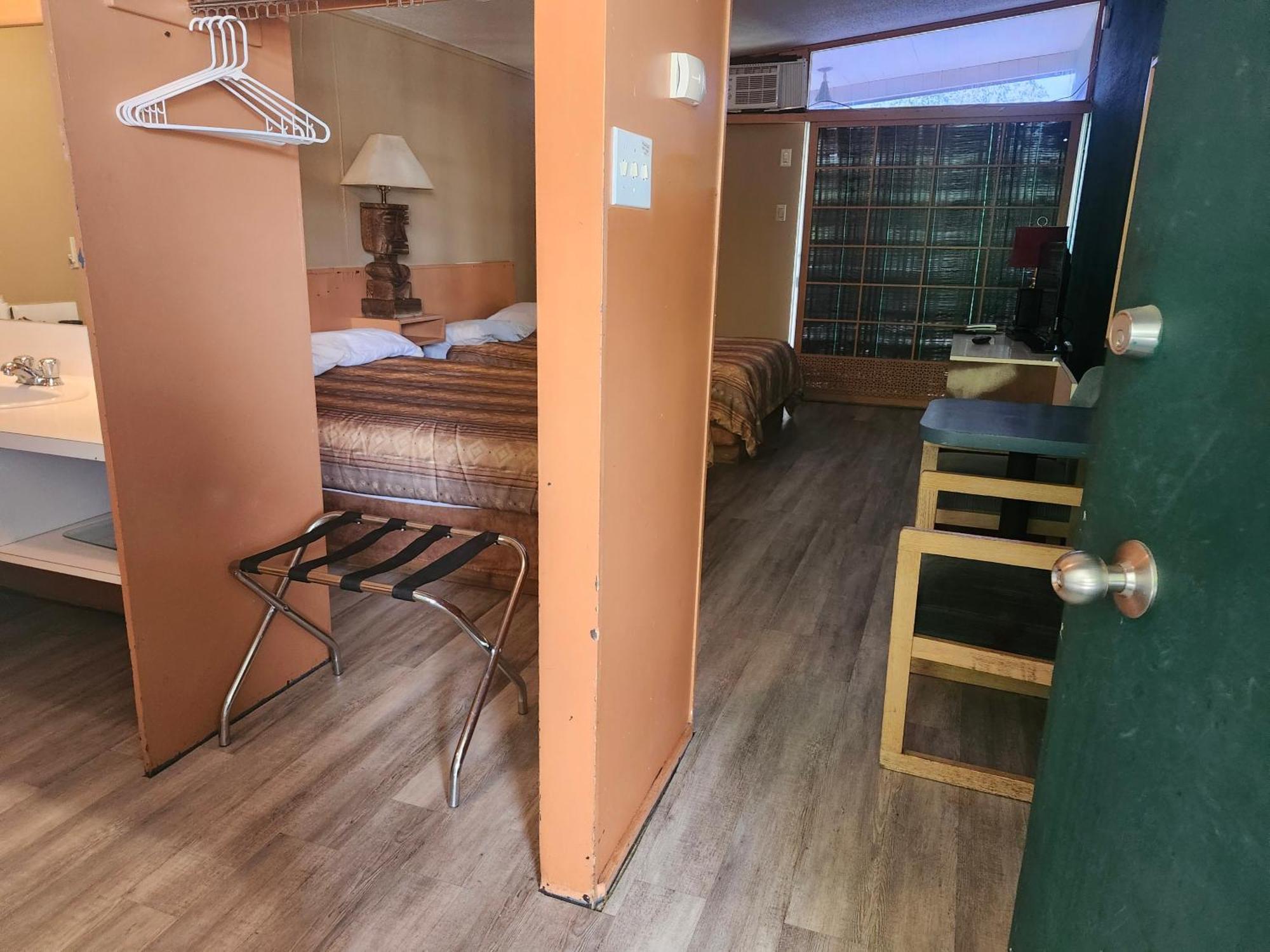 Tiki Village Inn Vernon Extérieur photo