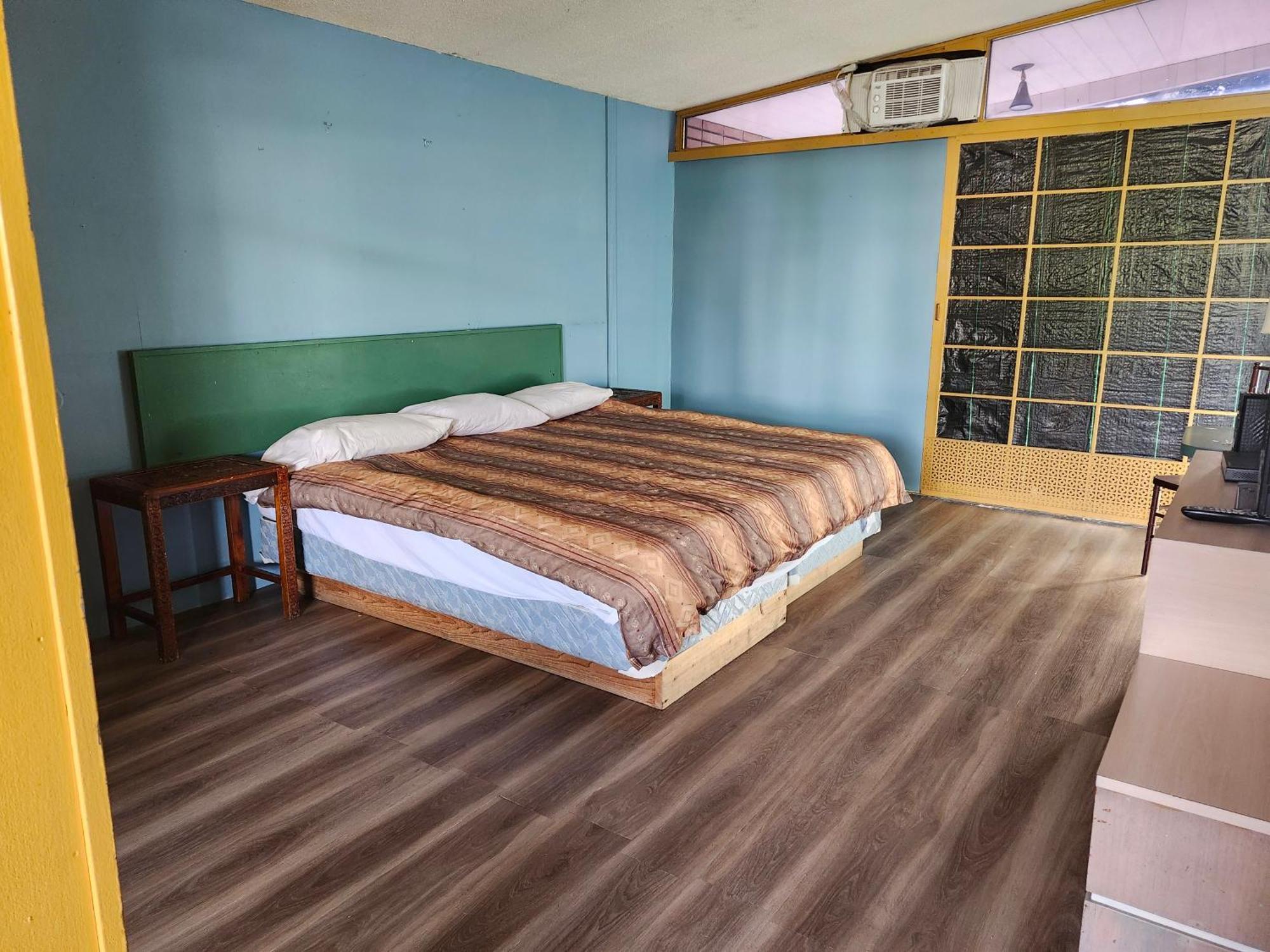 Tiki Village Inn Vernon Extérieur photo