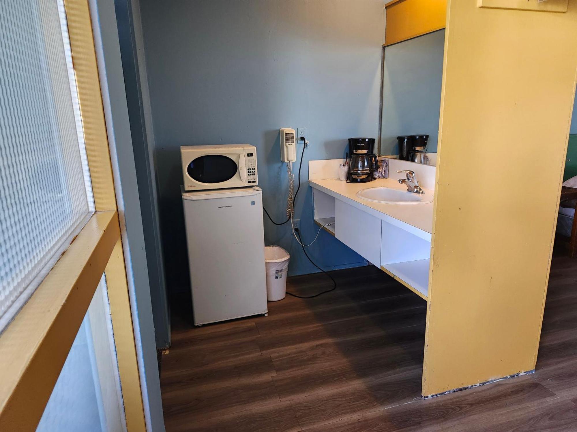 Tiki Village Inn Vernon Extérieur photo