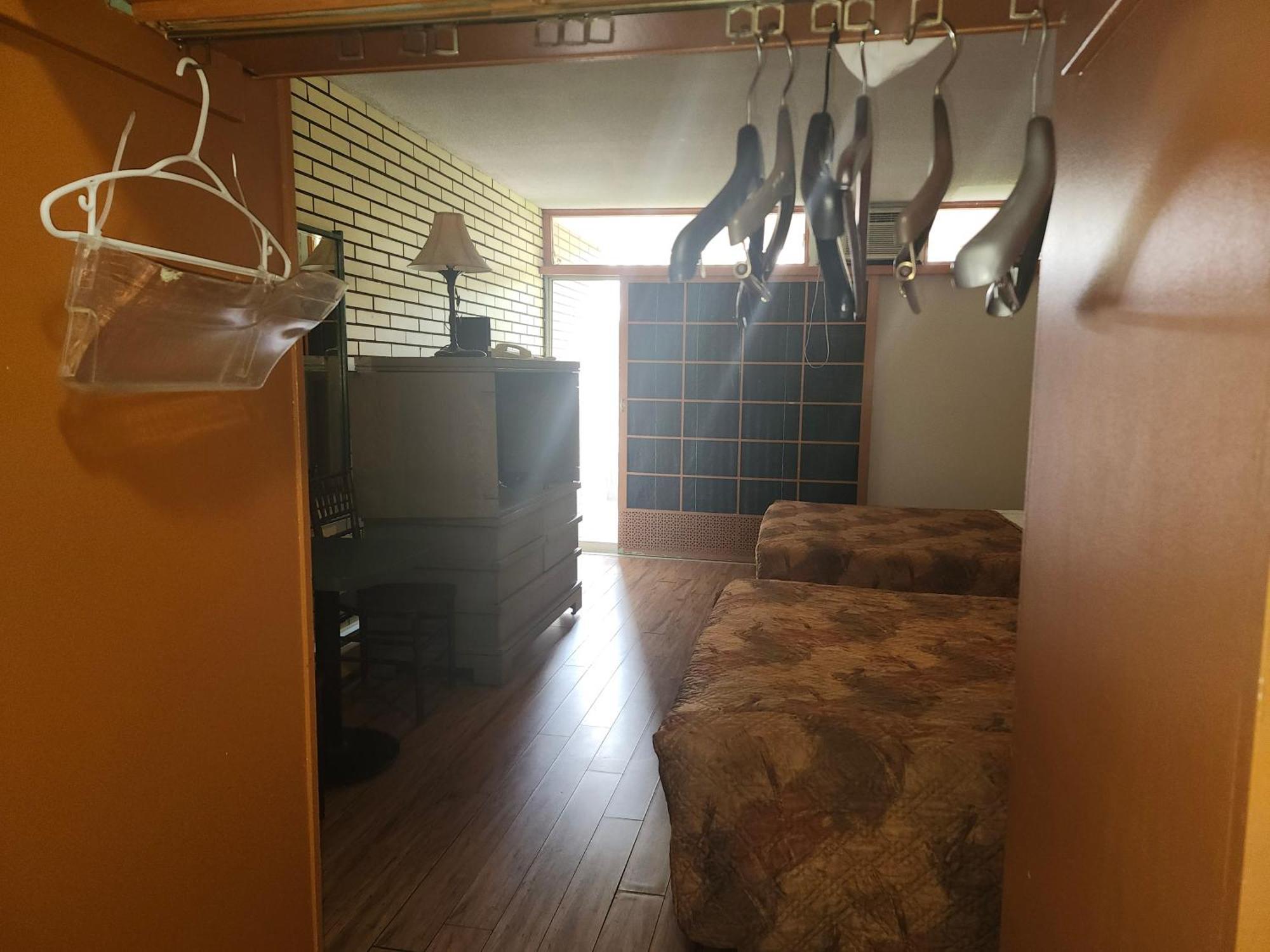 Tiki Village Inn Vernon Extérieur photo