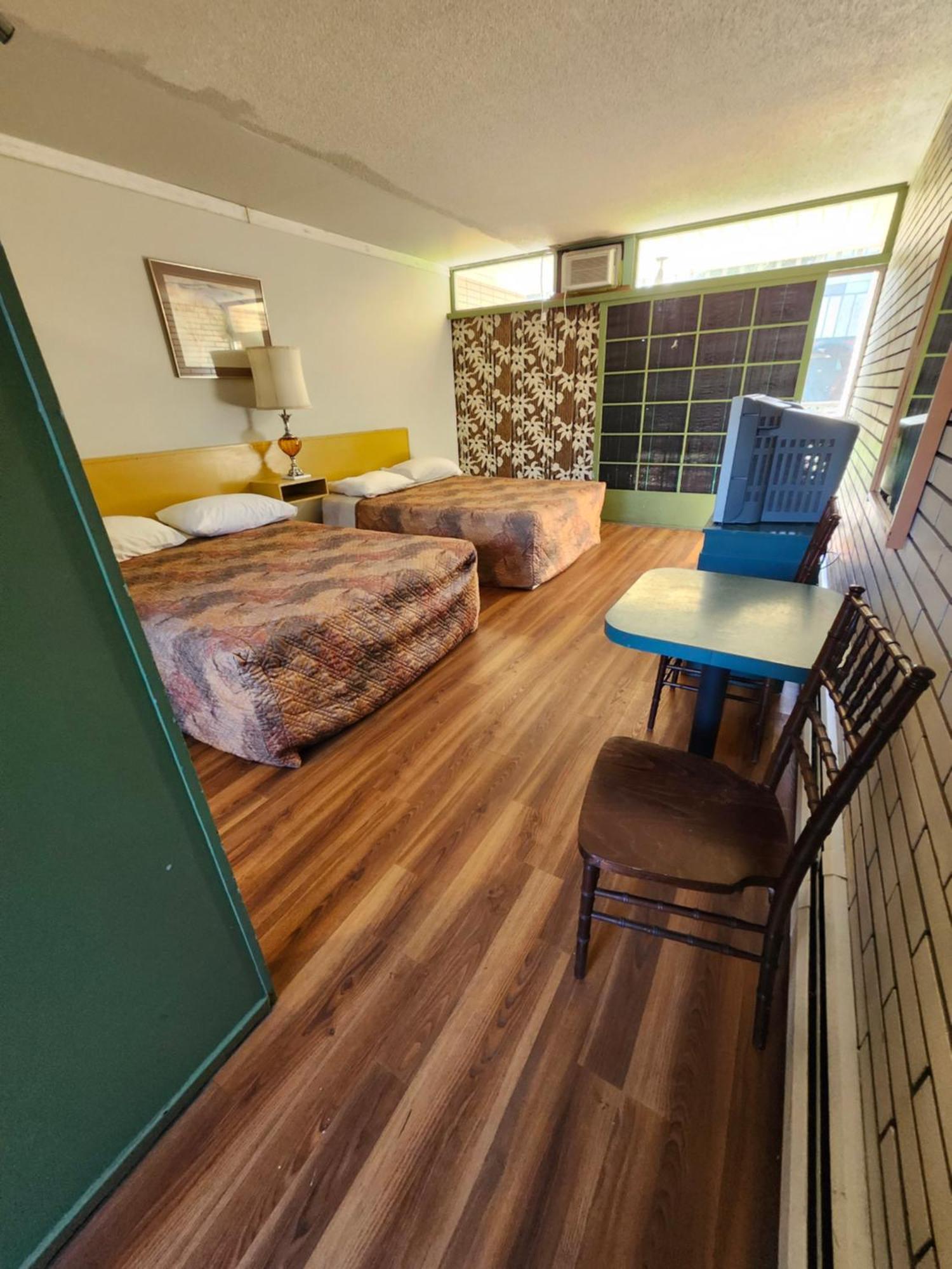 Tiki Village Inn Vernon Extérieur photo