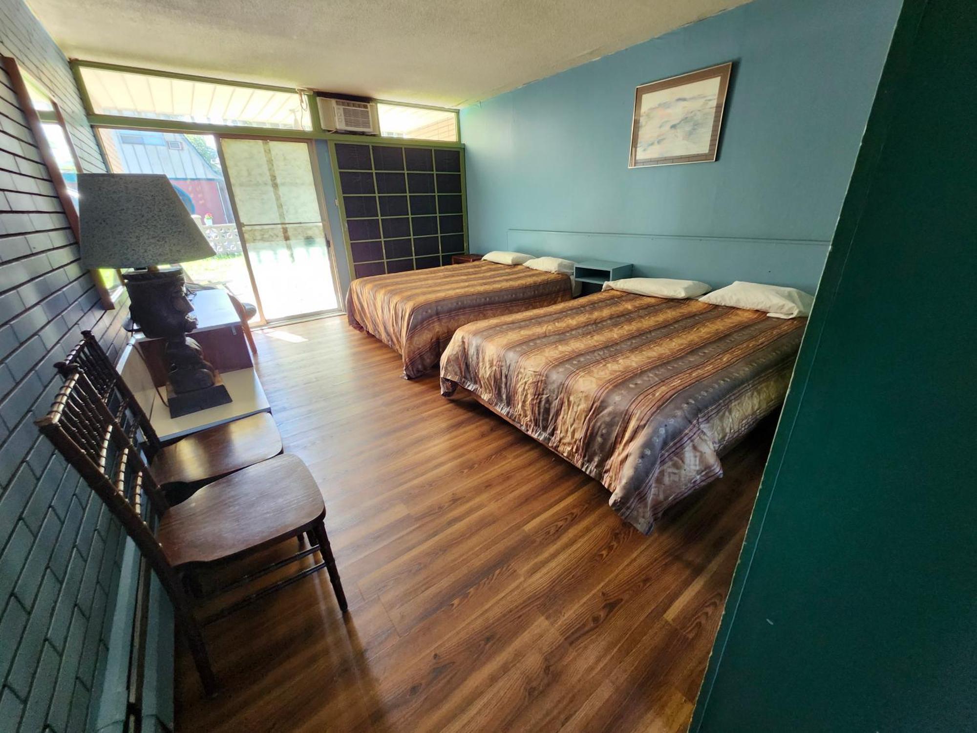 Tiki Village Inn Vernon Extérieur photo