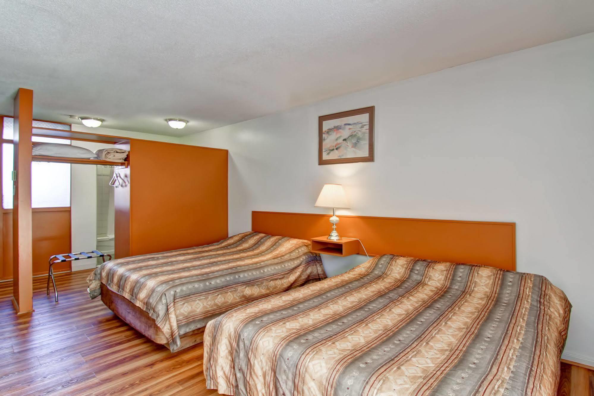 Tiki Village Inn Vernon Extérieur photo